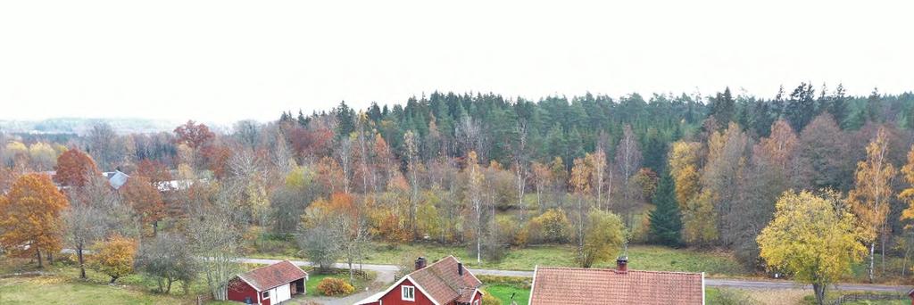 ekonomibyggnader och öppna betesmarker.