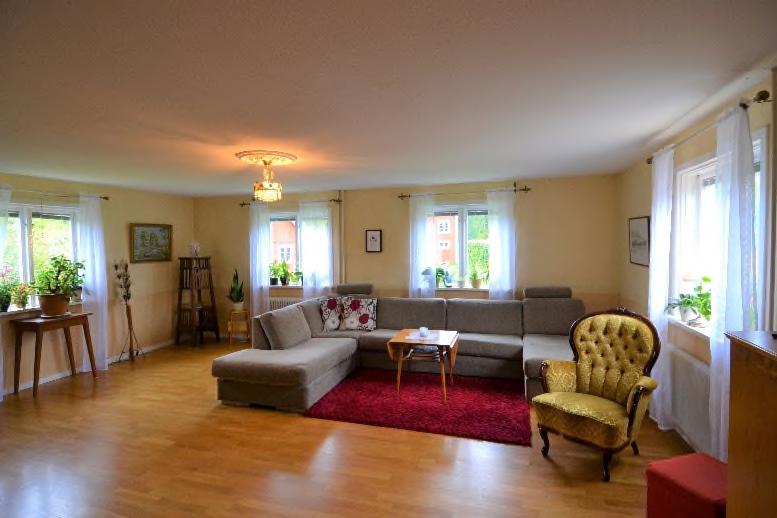 Mangårdsbyggnad Vacker mangårdsbyggnad i två plan samt källare under hela huset och kallvind. Taxerad boyta uppgår till 160 m² samt en biyta om 80 m².