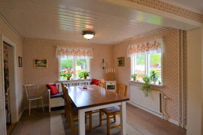 Fasaden består av stående träpanel och taket har enkupigt tegel. Kopplade tvåglasfönster i hela huset. Uppvärmning sker med vattenburet system.