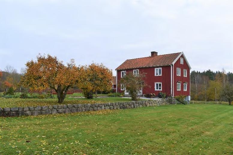 Gårdshus I anslutning till mangårdsbyggnaden finns ett gårdshus med taxerad boyta om 80 m². Huset har egen trädgård och ett plank har byggts för att skärma av mellan trädgårdarna.