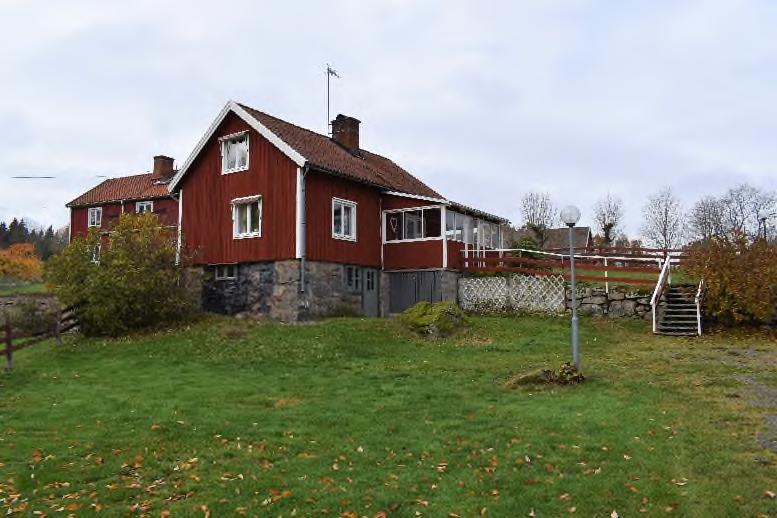Även uppvärmning via kulvert från jordvärmepumpen. Det finns även en täljstenskamin och direktverkande el i stugan samt en vedeldad köksspis (ej eldningsbar).