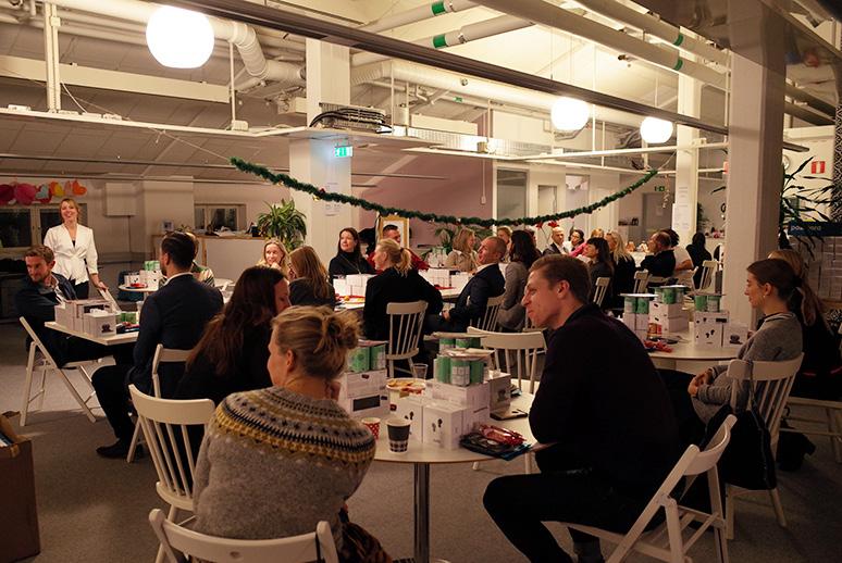 Julklappsinslagning I år var vi rekordmånga ambassadörer, stödpartners och vänorganisationer som tillsammans slog in hundratals julklappar som vi årligen