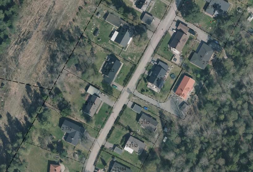 Ortofoto av fastigheterna Jakobsberg 2:731 och 2:732. På baksidan av tomterna gick tidigare ett kraftledningsstråk som nu är nedmonterat.