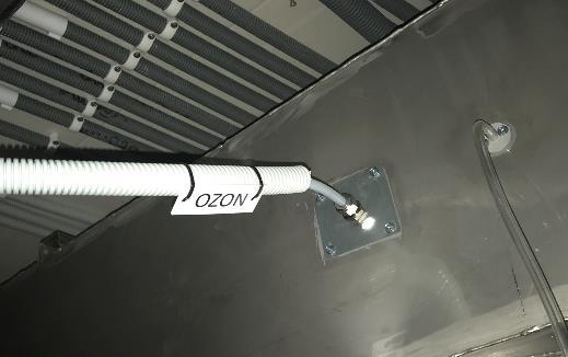 Rensluckor och manluckor på imkanalen samt på ventilationsaggregatets frånluftssida ska ha en varningsskylt: VARNING-Ozonbehandling Ozonvakter ska markeras: OZONVAKT / OZONSENSOR Slangar eller andra