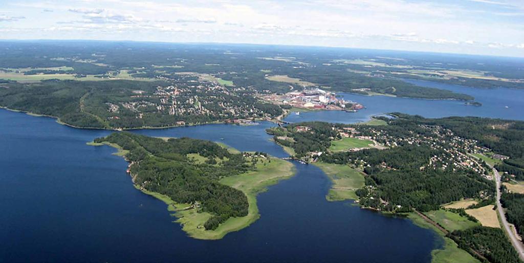 Grums FASTIGHETERNA Grums är beläget 25 kilometer väster om Karlstad vid Vänerns norra strand i anslutning till Grumsfjordens inlopp. Kommunen har 9 000 invånare.