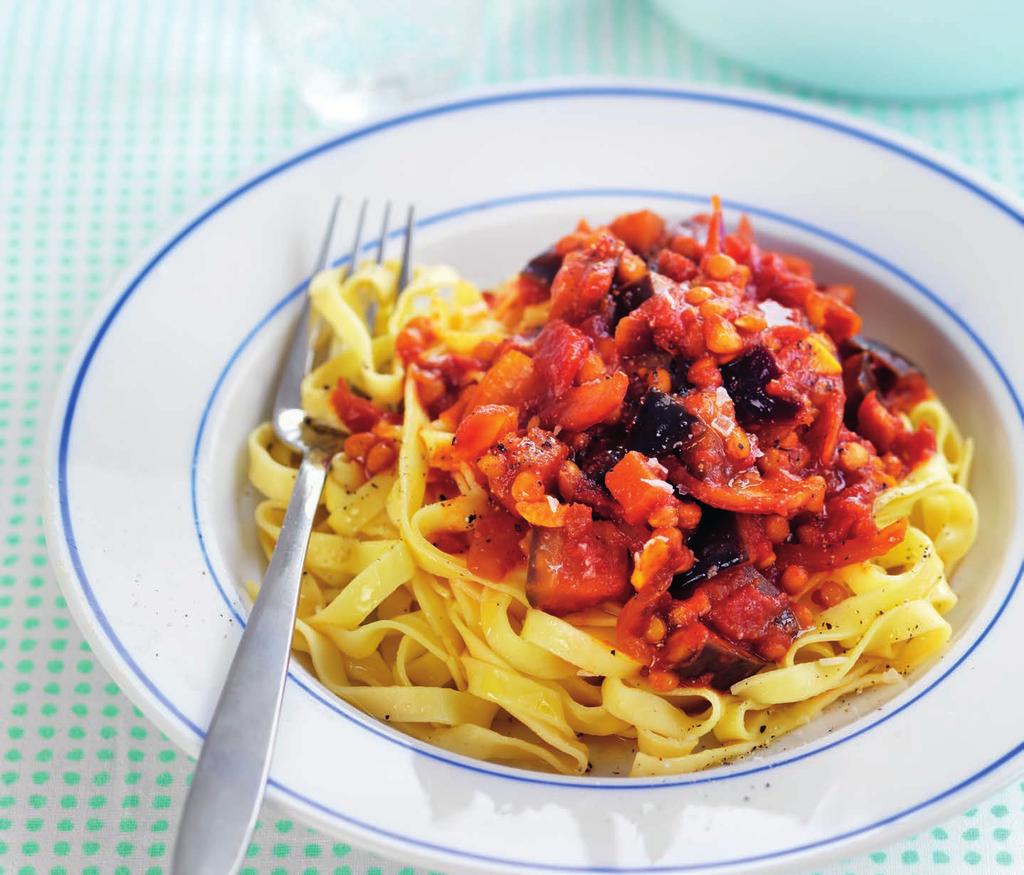 RECEPT 2 25 MIN 505kcal/port. Energi från: Fett 11% Kolhydrater 70% Protein 19% Pasta med aubergine och tomatsås Snabblagad pastasås med aubergine och tomat.