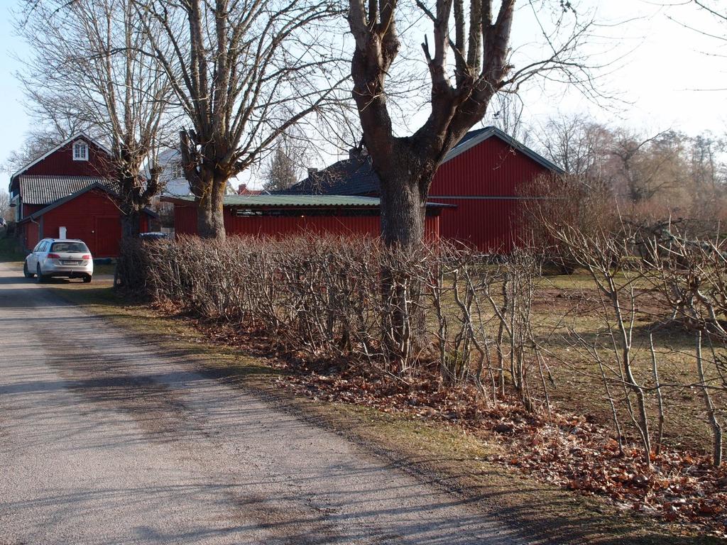 Båda fastigheterna ligger utanför detaljplanelagt område. Ytan där byggnaden placeras har sedan lång tid använts som trädgård till bostadshuset på nuvarande Harby 4:107.