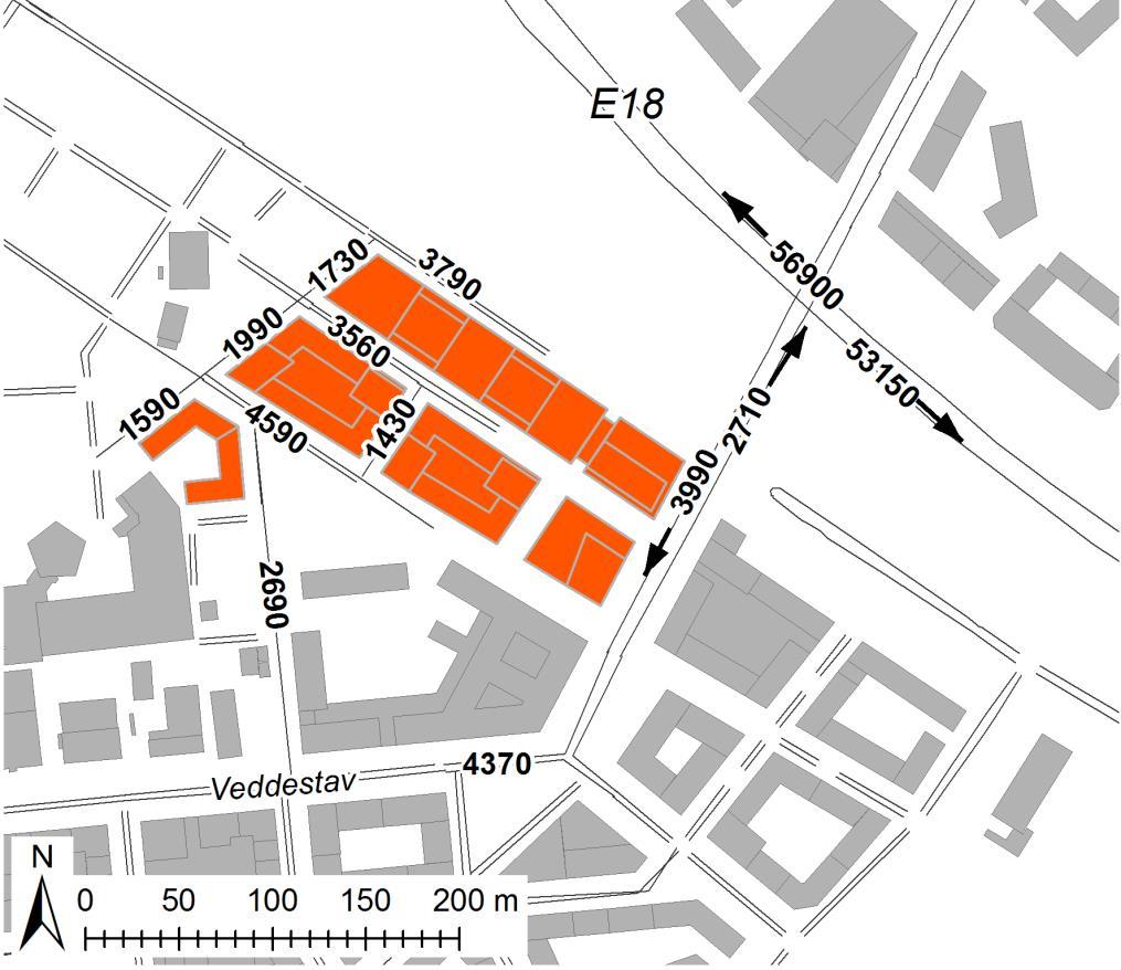 Figur 3. Trafikflöden som antal fordon per årsmedeldygn enligt prognos för år 2040. Pilarna anger trafikriktningen. Byggnader planerade i Veddesta etapp III visas med orange färg.