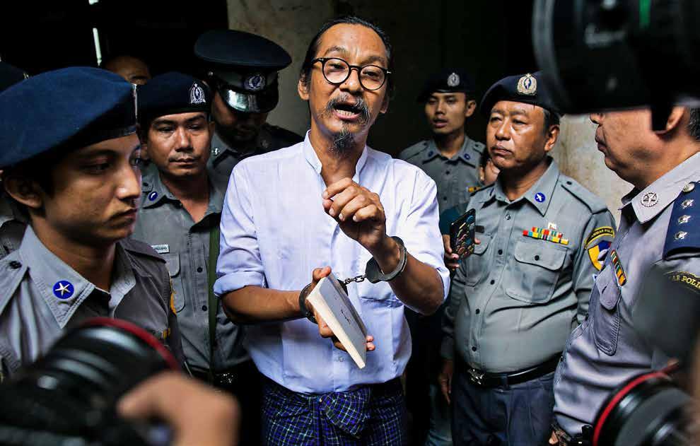 TYSTAD AV DÖMD. Min Htin Ko Ko Gyi talar till journalister i Rangoon sedan han den 29 augusti dömts till fängelse för att ha kritiserat militären.