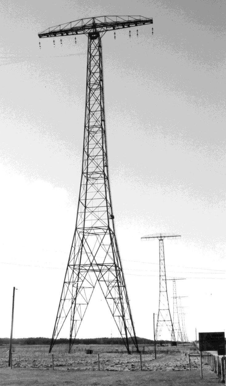 2.2 Sändaren Figur 2.4 Antennanläggningen. De sex tornen står på rad, 380 meter från varandra. De är 127 meter höga och har 46 meter breda tvärbalkar som bär upp de linor som för ut strömmen.
