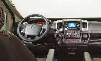 Full bromsstyrning och hastighetsbegränsare. Bluetooth DAB-radio, MP3-spelare kompatibel och integrerad navigering. Dragkrok. Backkamera. Parkeringssensorer.