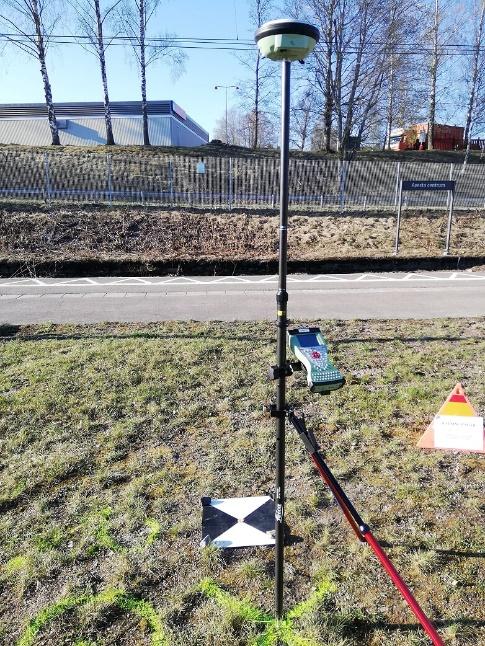 Samtliga mätningar med GNSS genomfördes med Leica-instrument från Högskolan i Gävle (figur 4).
