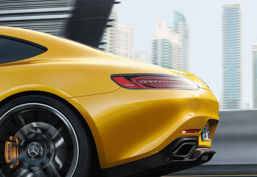 En lång motorhuv, en förarplats som är placerad långt bak och ett kraftfullt bakparti är proportioner som utmärker en sportbil som redan har blivit en ikon Mercedes-AMG GT S.