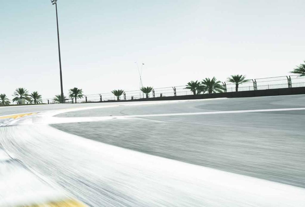 Utöver aluminium- och magnesiumlegeringar, som används vid tillverkningen av råkarossen, finner vi det mycket lätta och hållfasta motorsportmaterialet kolfiber i till exempel framskärmarna, taket och