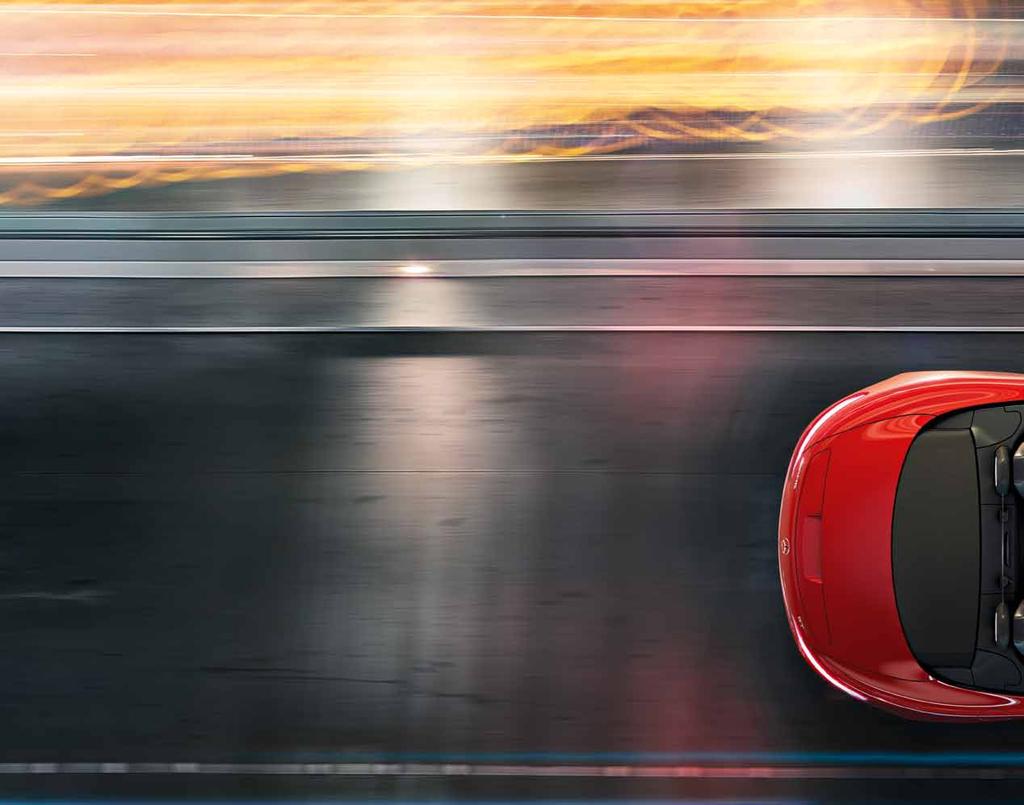 32 På vägen ovanför molnen Varje körning i nya Mercedes-AMG GT Roadster är en intensiv upplevelse, förstärkt av symbiosen mellan typisk körglädje från AMG och den hisnande känslan av att köra