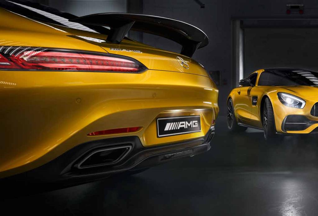 56 AMG Aerodynamikpaket Hur blir man mer sportig? Ja, till exempel med extra stor frontsplitter i matt svart, som mynnar ut i flics vid de främre hjulhusen.