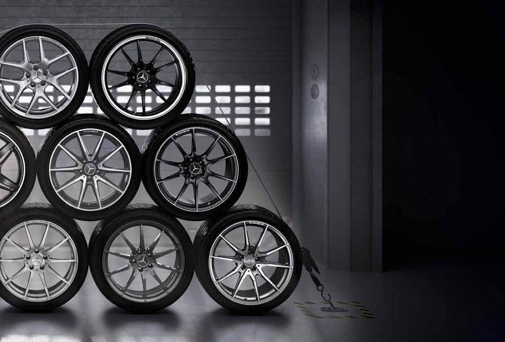 61 RXC 663 AMG lättmetallfälgar i 5-ekerdesign, lackerade i matt svart och glanssvarvat fälghorn, med däck 265/35 R 19 fram och 295/30 R 20 bak.