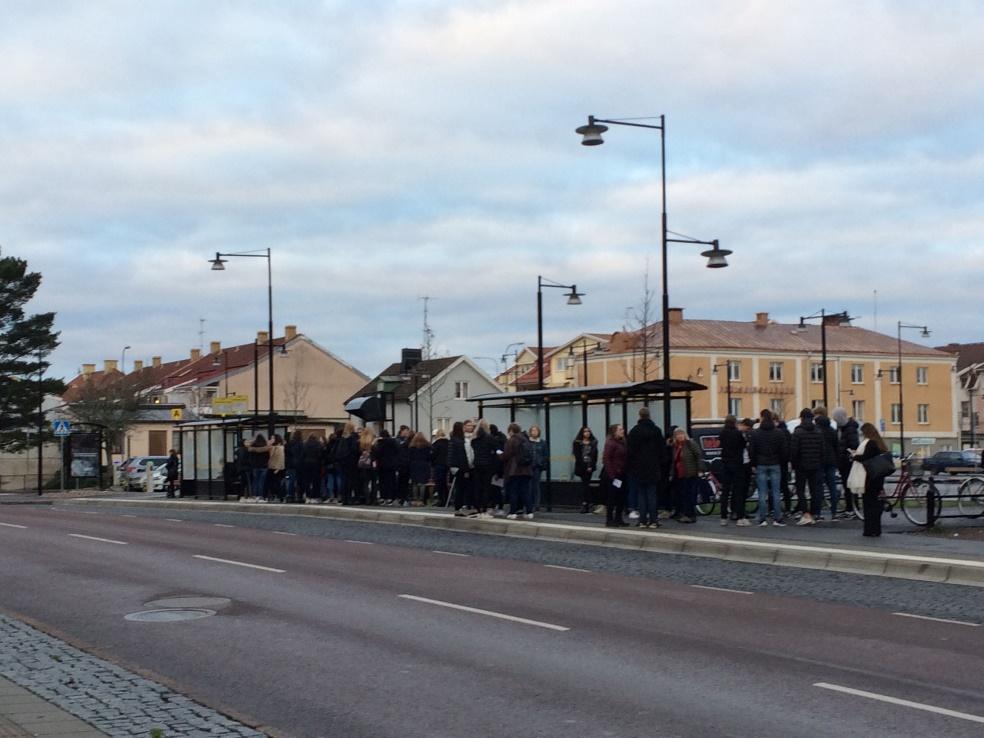 En förstärkning av busstrafiken längs E22:an bör byggas upp stegvis Initialt med direktupphandlad trafik (förlängning från Västervik till Oskarshamn med Västerviksexpressen).