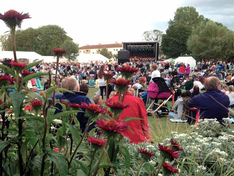 DEN ÖPPNA ORKESTERN STÅR FÖR DE GRÖNA FIOLERNA MUSIK I DET GRÖNA AUGUSTIFESTEN I NORRKÖPING 18 augusti 16.00 i Vasaparken Med eller utan picknickkorg - kom och möt oss i grönskan.
