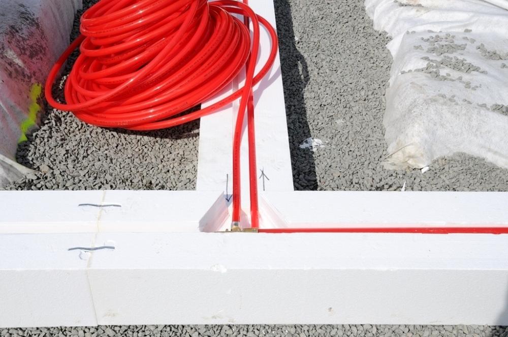 Baserat på följande siffror temperatur +80 C och tryck 6 bar så har REHAU räknat fram följande livstid: 50 år med (49,85 år vid +80 C & 0,05 år med +110 C) eventuella driftstörningar på anläggningen