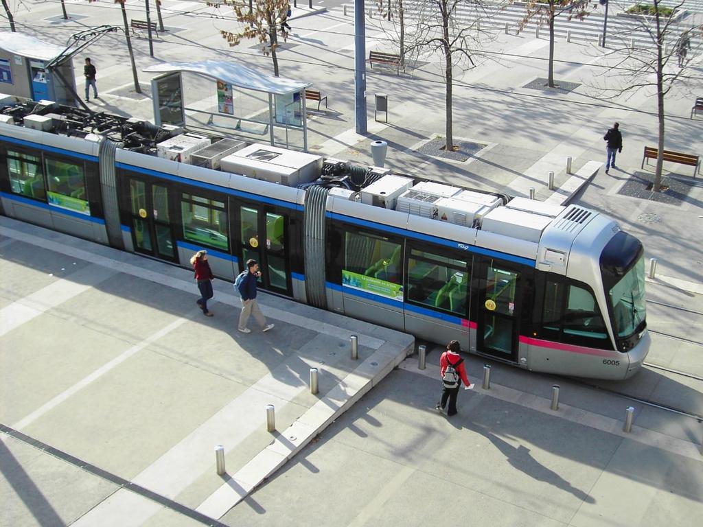 konsekvent. En markbeläggning med grässpår på torgets södra del upplevs av barnen strida mot tidigare konventioner, då gräs i spårmiljöer i reserverat utrymme inte är till för passager.