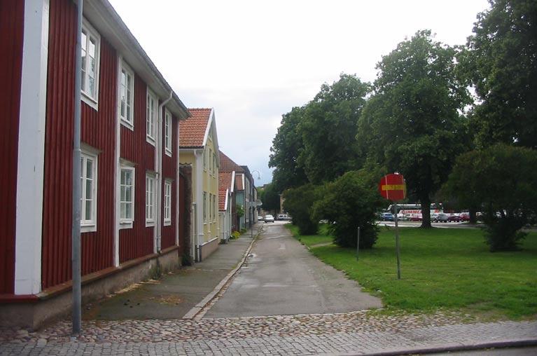 Om det, vilket har diskuterats, byggs ett parkeringshus vid korsningen Fiskaregatan/Västra Sjögatan så skulle även detta kunna ersätta vissa platser.