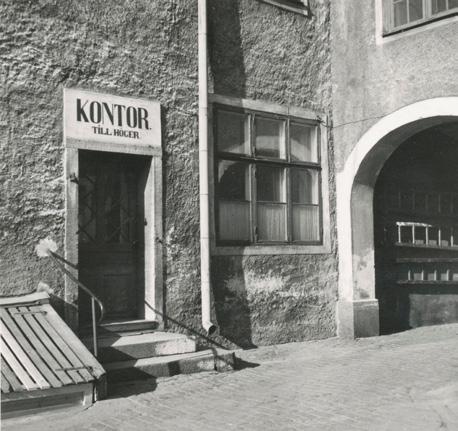 Fodermästare Nilsson med en av bryggeriets hästar på Nordstjernans gård 1890. gamla bryggerianläggningen från fyra sekel.