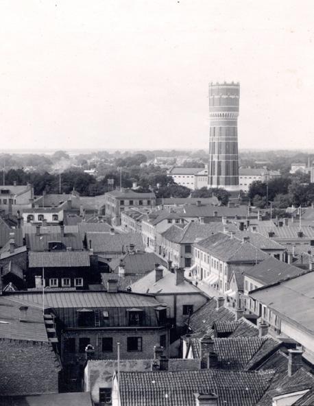 När vattentornet kom till Kalmar TEXT: HENRIK JOSEFSSON När Kalmars bryggerier och vattenfabriker etablerade sig i centrala Kalmar under 1800-talet, skapade de samtidigt rejäla