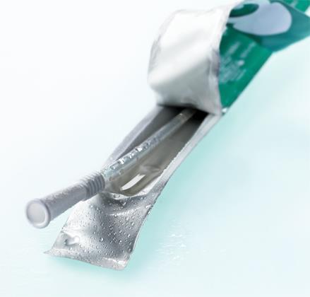 3b HYDROFIL TAPPNINGSKATETER MED TIEMANSPETS SOM BLÖTLÄGGS I VATTEN FÖRE ANVÄNDNING Ska utprovas av uroterapeut och/eller läkare. tiemanspets som ligger klar vätskebehållare.