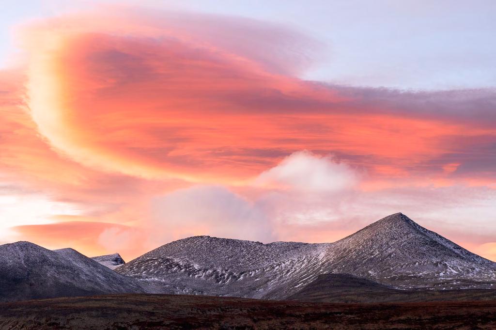 RONDANE & DOVREFJELL I HÖSTSKRUD. Trolltind och linsmoln i sydvästra Rondane nationalpark.