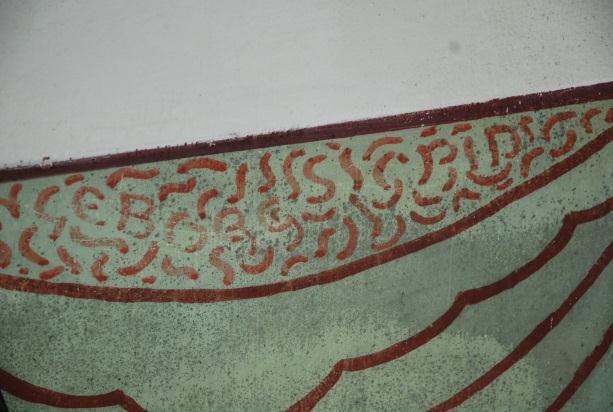 form av draperimålningar i jugendstil (bild 33-36), dels text- och dekormåleri i norra och södra korsarmarnas valv