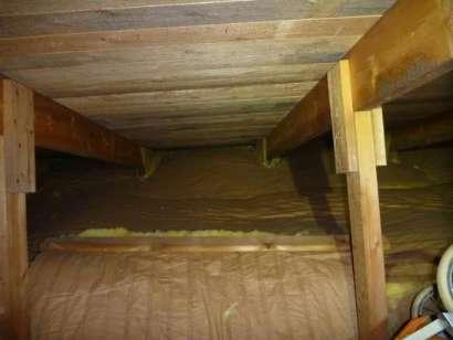 Vind Mikrobiell påväxt finns på underlagstaket och fuktvärden under kritisk fuktnivå för mikrobiell tillväxt uppmättes. Påväxt mest vid takfo.t Takfot är tilltäppt med mineralull.