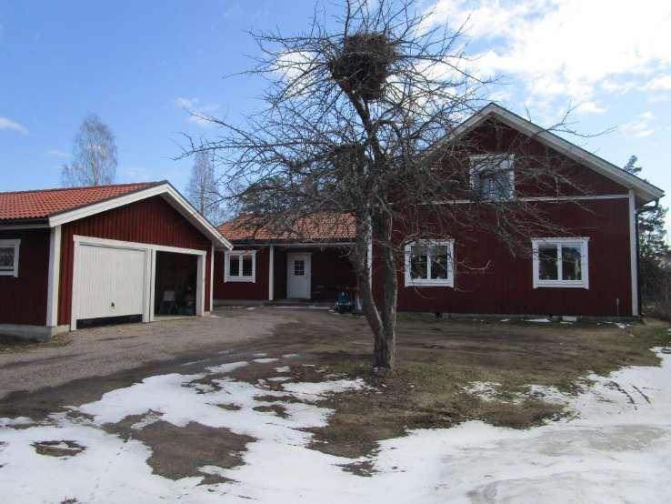 Byggnadsbeskrivning Bostadsbyggnad Byggnadsår/ ombyggnadsår: 1909 / 2009 Hustyp/antal våningar: 1 ½-plans hus Taktyp, takbeläggning: Betongpannor på sadeltak med underlagstak av trä