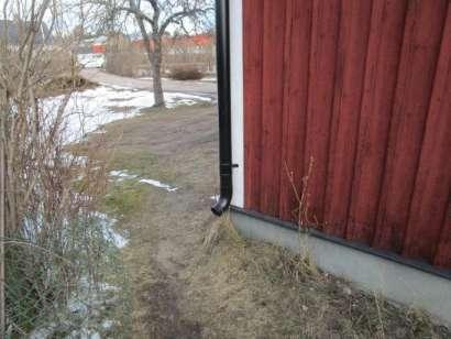 Torpargrund Vid kontroll av konstruktionen i torpargrunden uppmättes fuktvärden under kritisk fuktnivå för mikrobiell tillväxt och normal lukt upplevdes.