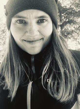 Vi är alla åldrar tillsammans i festsalen under början av samlingarna, men före predikan går barnen iväg med barnledarna och delas in i två grupper: 3 6 år och 7 12 år.