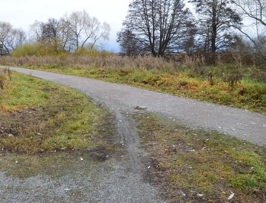 Vägen till Övre föret från parkeringen längs Vindbrovägen Parkeringen ligger ca