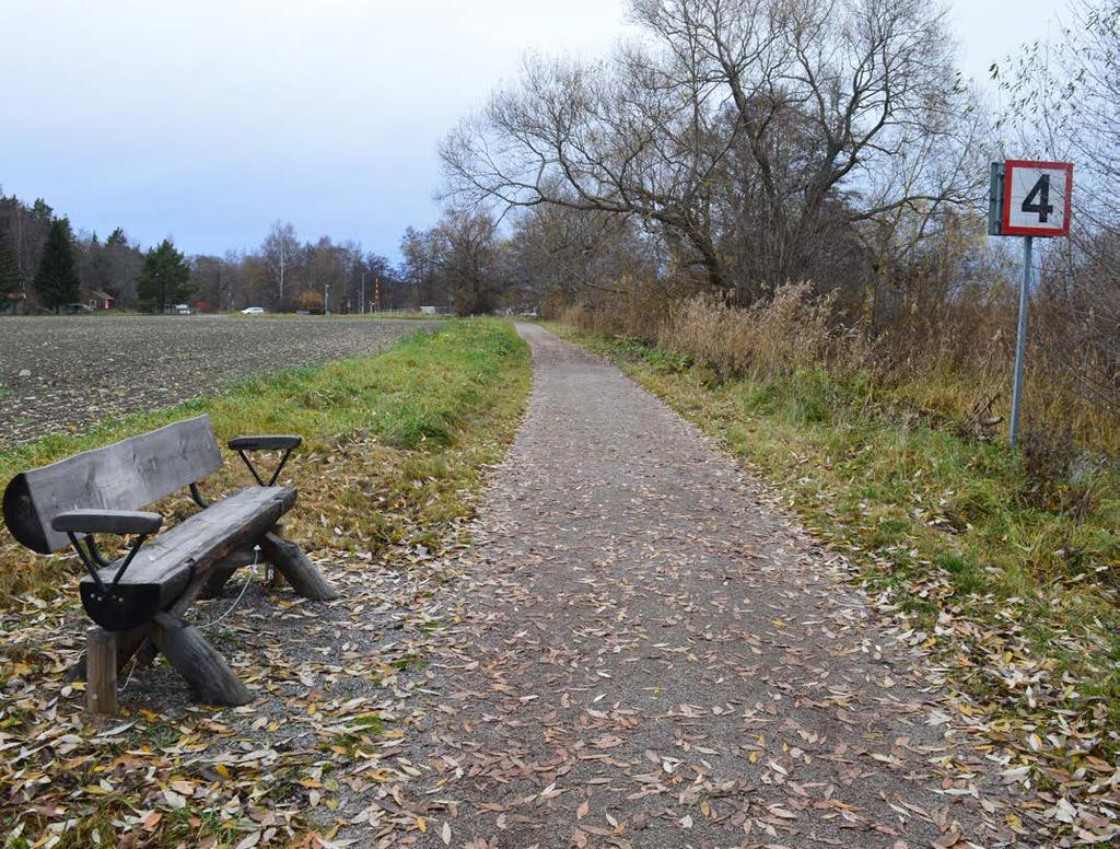 Vägen till Fågelplattformen från parkeringen Kungsängens gård Från parkeringen får du vandra ca 1 km längs Östra