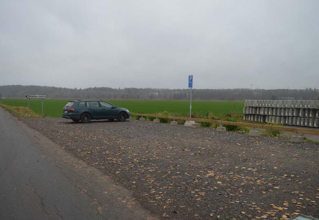 Härifrån är det ca 2 km promenad fram till plattformen. Följ Vindbrovägen söderut förbi Kungsängens gård och ta av åt vänster innan vindbron och följ skyltarna ut på spången.