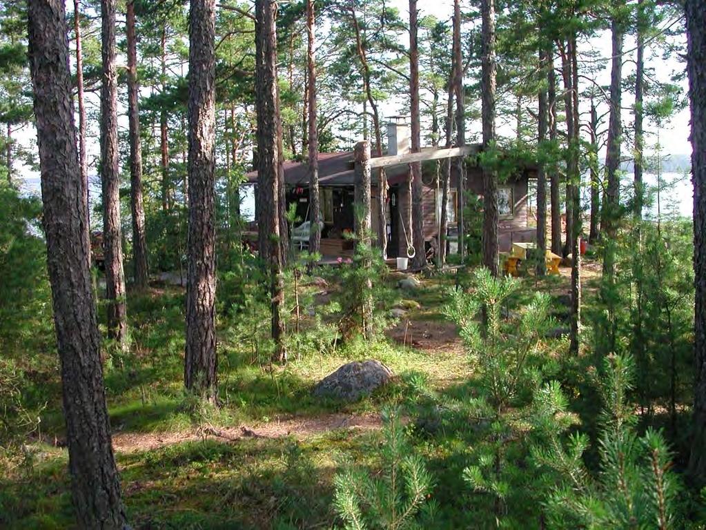 Byggnadsbestånd i anslutning till varvsverksamheten finns på Bodö, Pörtö och i Timmerviken på Kalvö.