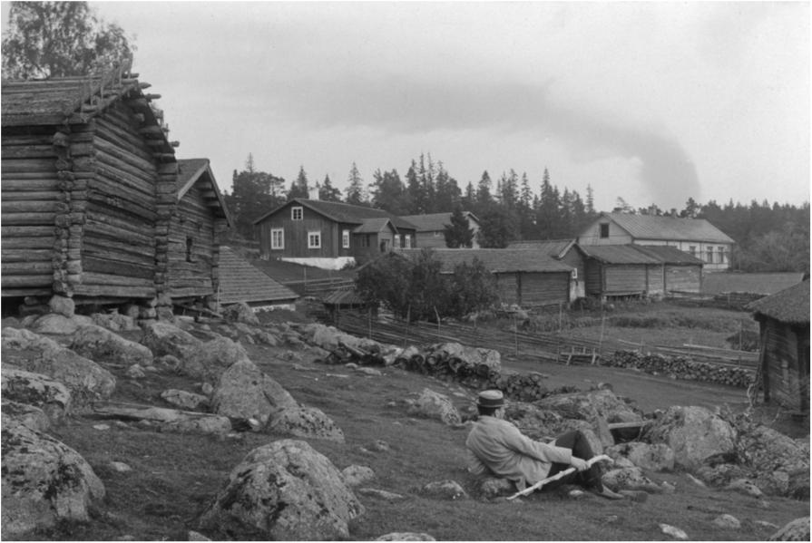 Sveaborgs kustregemente. Turismen och semesterfirandet utvecklades på Pörtö redan när den ordinarie ångbåtstrafiken kom i gång i början av 1900 talet. På holmen grundades bl.a. ett pensionat och rum hyrdes ut till sommargäster.