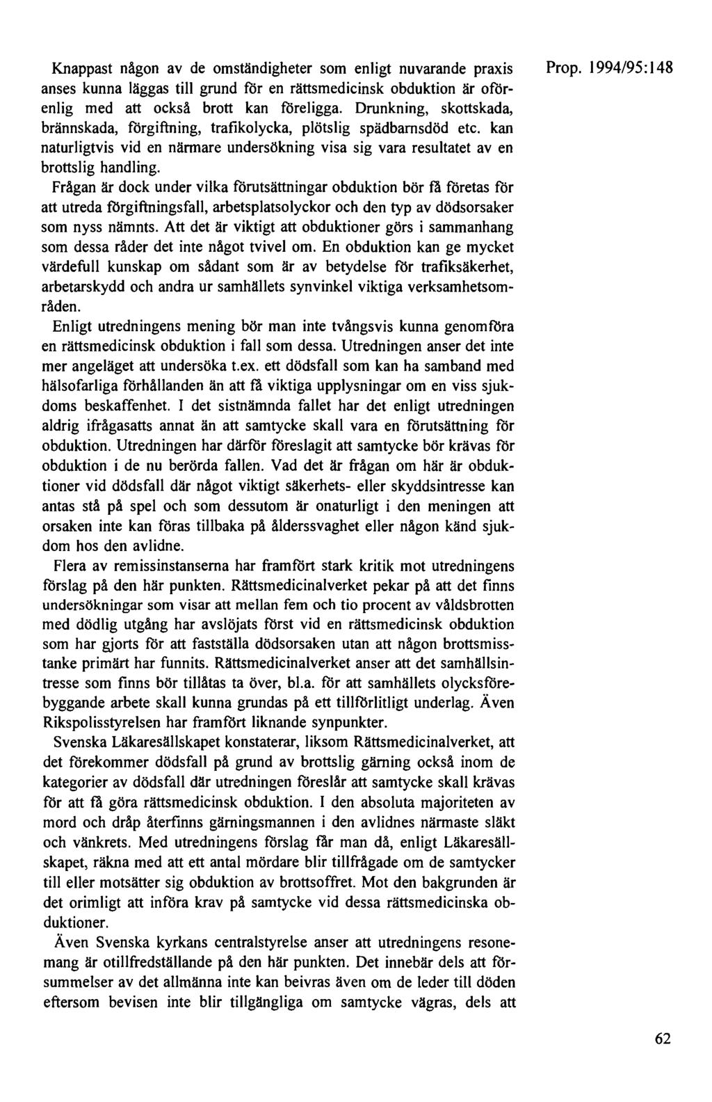 Knappast någon av de omständigheter som enligt nuvarande praxis anses kunna läggas till grund för en rättsmedicinsk obduktion är oförenlig med att också brott kan föreligga.