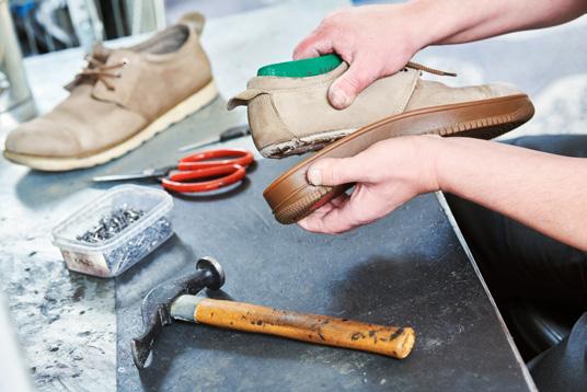 trämaterial, fanér, kantlister, plastbeläggningar, stoppningsmaterial, läder och textilier. Gummi, plaster, packningsmaterial, metaller, trämaterial, läder och textilier.