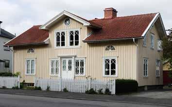 VÄRT ATT VÄRNA Till vänster: Den pampiga och klassicistiska entrén på Folkungagatan 11 från 1928. Byggnadens mittpunkt markeras tungt med joniska kolonner vid entrén och två balkonger direkt ovanför.