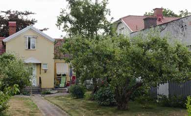 Med en rumsskapande gårdshusfasad på grannhuset och mycket växtlighet försvinner stundtals känslan av att befinna sig inne i stan.