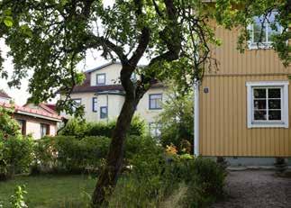 Stadsdelen Oxbacken är 1860-talets by på landet, fast inne i stan, med rester av en livlig hantverksverksamhet. Men också tvåfamiljshus från 1920-talet i skuggan av Scan.