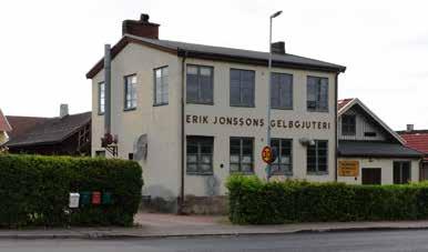 TVÅ KLASSISKA SKARA-HANTVERK Till vänster: Erik Jonssons numera nedlagda gelbgjuteri i korsningen Vallgatan- Filipsdalsgatan är ett verkligt blickfång för dem som anländer till Skara längs med