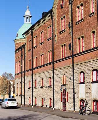Oxbacken är också historisk hemvist för två klassiska Skara-industrier, nämligen Erik Jonssons Gelbgjuteri och Skara bryggeri.