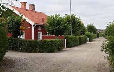 Oxbacksgatan 5, till vänster, påminner om stadsdelens ursprungliga bebyggelse men är i ett utförande som berättar mer om sekelskiftet 1900 än mitten av 1800-talet.