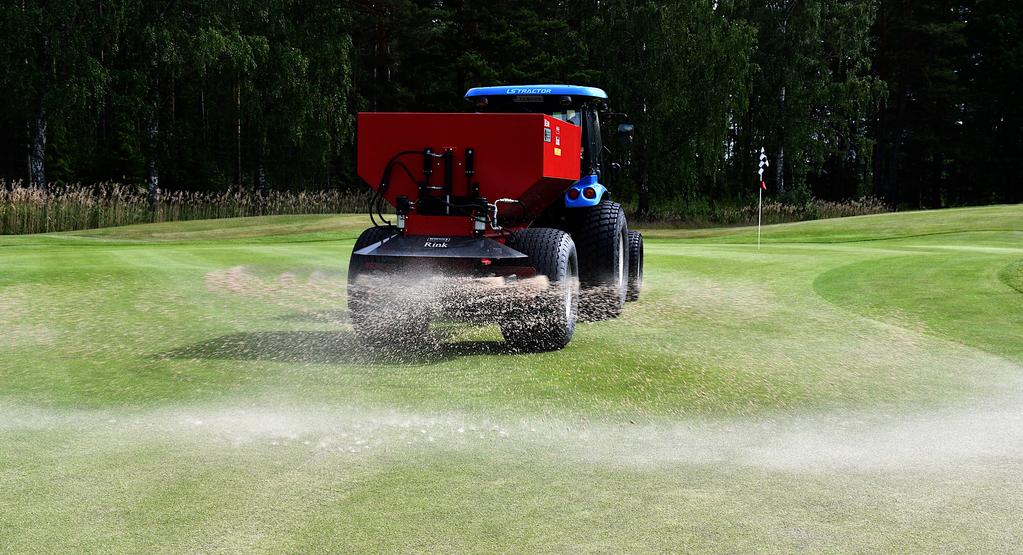 Här får sig 15:e greenen ett lass sand efter vertikalskärning. Den kombinerad med dressning skapar en jämnare green som dessutom påverkar hur snabbt bollen rullar.