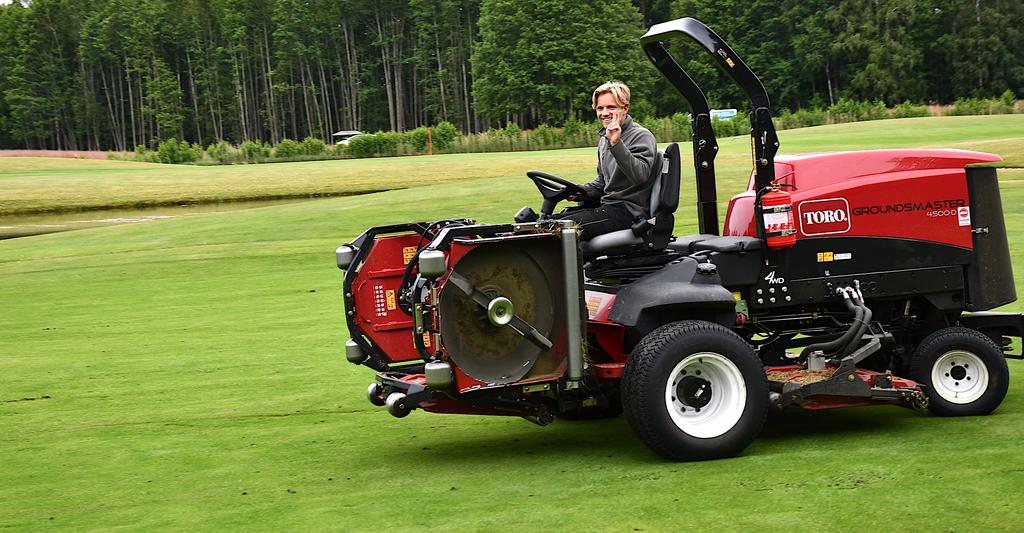 Här ska klippas fairways. Greenkeepern Petter Willbas kör ut från banpersonalens högkvarter invid 14:e fairway. Klipphöjden är inställd på 11 mm.